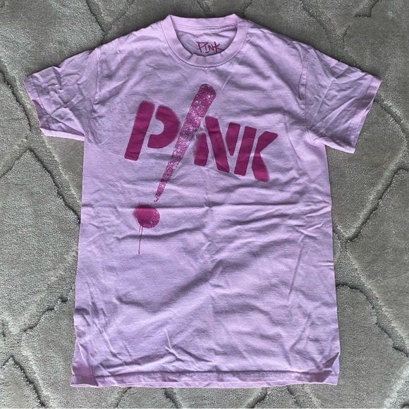 Jerry Leigh Pink Musician Music Pop Official t-Shirt Graphic Spell OUT - Picture 2 of 6